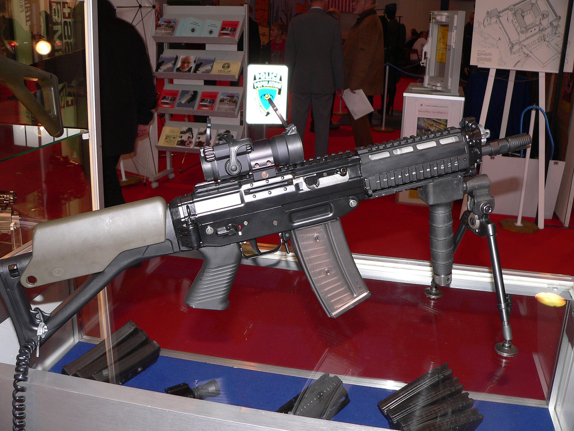 SIG SG 552 mit Visier, 03.12.2005. Rama / Wikimedia Commons (Eigenaufnahme). Via Wikimedia Commons. Typenbild; kein Nachweis des konkreten Exportexemplars. Lizenzprüfung: 2026-09-26. SIG SG 552 mit Visier, 03.12.2005. Rama / Wikimedia Commons (Eigenaufnahme). Via Wikimedia Commons. Typenbild; kein Nachweis des konkreten Exportexemplars. Lizenzprüfung: 2026-09-26.