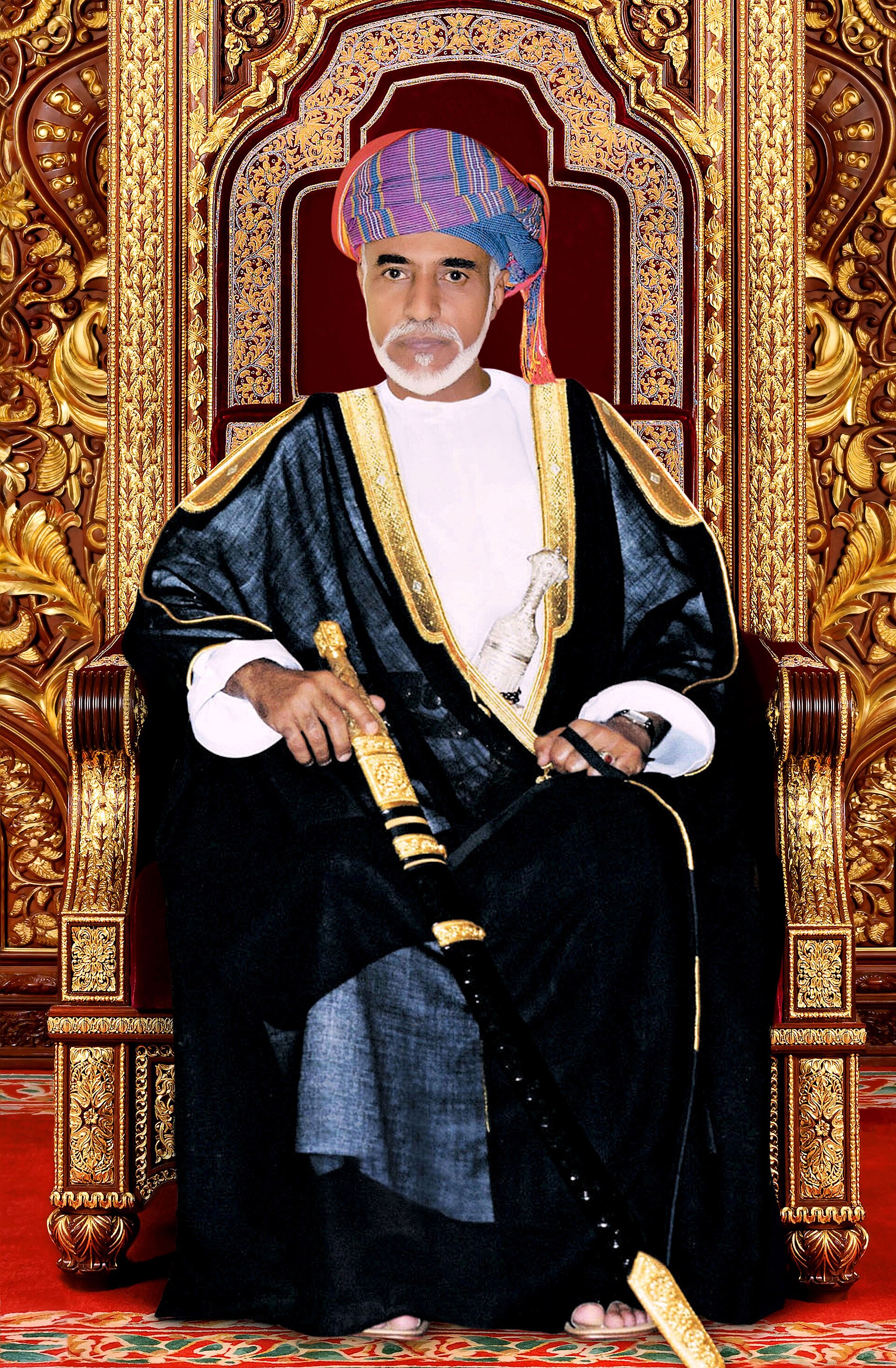 Offizielles Porträt Sultan Qabus; Aufnahmedatum unbekannt. Foreign Ministry of Oman; Bildausschnitt des offiziellen Doppelporträts. Via Wikimedia Commons. Quellenangabe erforderlich; Lizenz enthält ein Verbot rufschädigender Bearbeitungen/Handlungen in Bezug auf die Daten. Weitere Bedingungen auf der Dateiseite. Lizenzprüfung: 26.09.2026. Offizielles Porträt Sultan Qabus; Aufnahmedatum unbekannt. Foreign Ministry of Oman; Bildausschnitt des offiziellen Doppelporträts. Via Wikimedia Commons. Quellenangabe erforderlich; Lizenz enthält ein Verbot rufschädigender Bearbeitungen/Handlungen in Bezug auf die Daten. Weitere Bedingungen auf der Dateiseite. Lizenzprüfung: 26.09.2026.