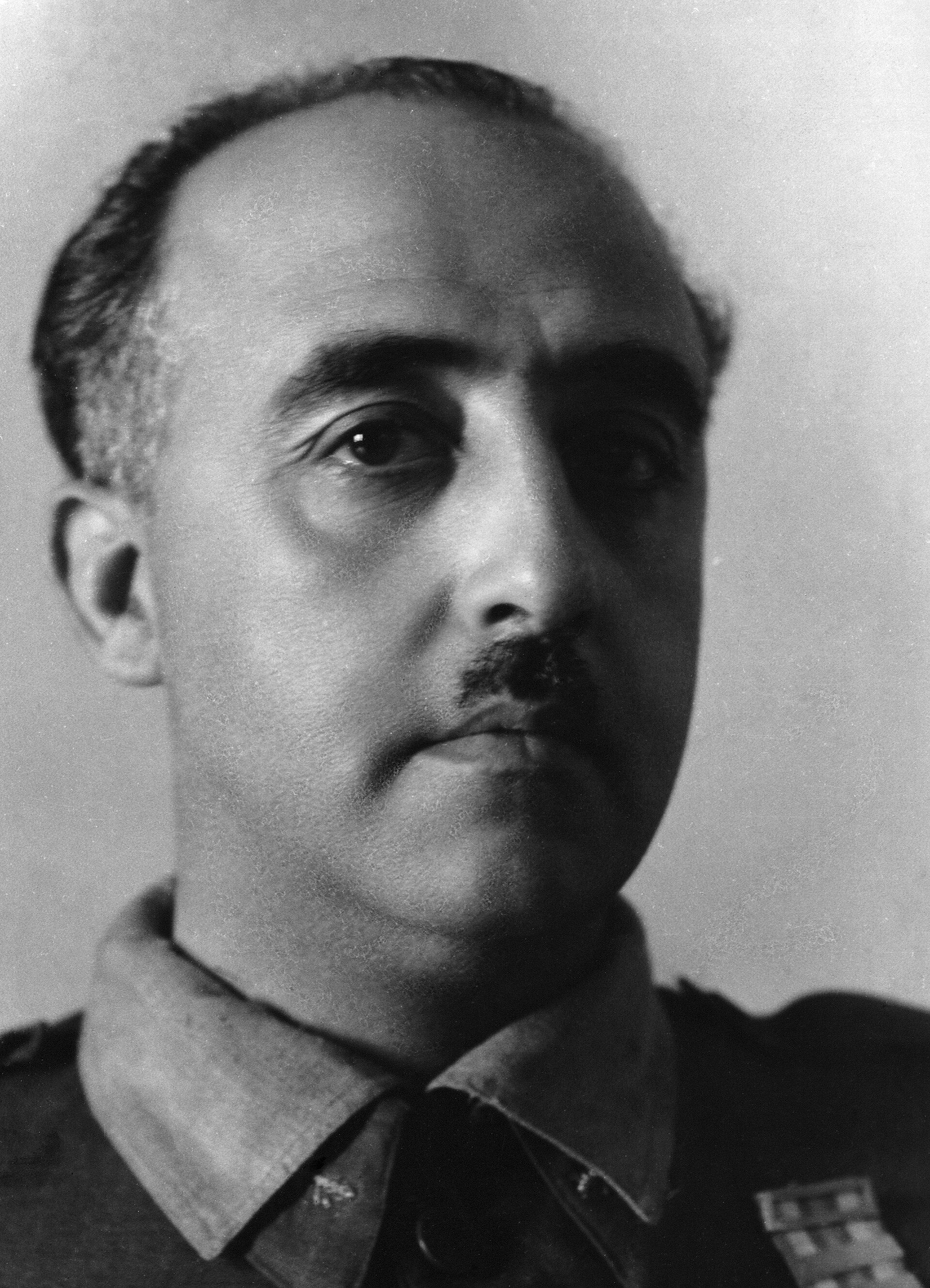 Francisco Franco, um 1930. Anonymer Fotograf; La Razón / Wikimedia Commons (Metadaten: Corbis). Via Wikimedia Commons. Kontextporträt; Gemeinfreiheitsbegründung auf der Dateiseite. Lizenzprüfung: 2026-09-26. Francisco Franco, um 1930. Anonymer Fotograf; La Razón / Wikimedia Commons (Metadaten: Corbis). Via Wikimedia Commons. Kontextporträt; Gemeinfreiheitsbegründung auf der Dateiseite. Lizenzprüfung: 2026-09-26.