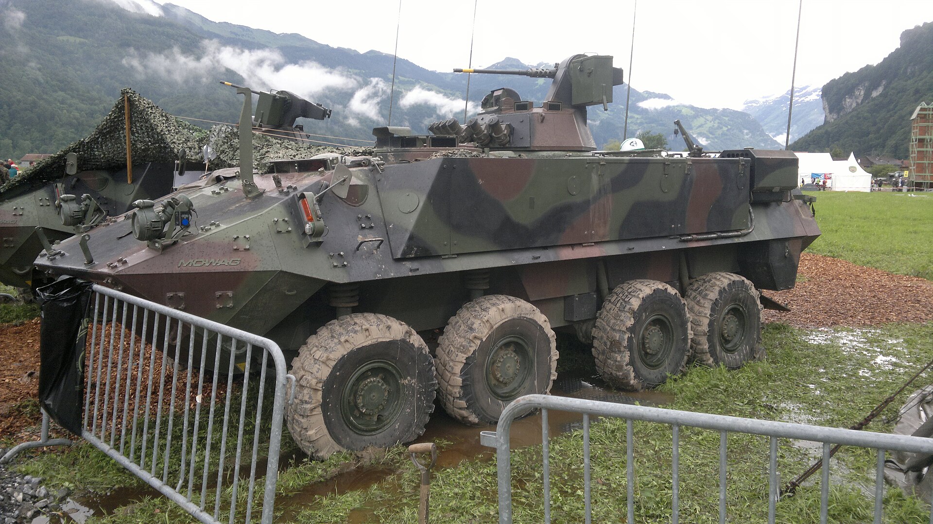 Mowag Piranha II 8×8, Schweizer Armee, 17.06.2016. FFA P-16 / Wikimedia Commons (Eigenaufnahme). Via Wikimedia Commons. Illustration der Piranha-Familie; Version und Fahrzeug sind nicht der konkreten Lieferung zugeordnet. Lizenzprüfung: 2026-09-26. Mowag Piranha II 8×8, Schweizer Armee, 17.06.2016. FFA P-16 / Wikimedia Commons (Eigenaufnahme). Via Wikimedia Commons. Illustration der Piranha-Familie; Version und Fahrzeug sind nicht der konkreten Lieferung zugeordnet. Lizenzprüfung: 2026-09-26.