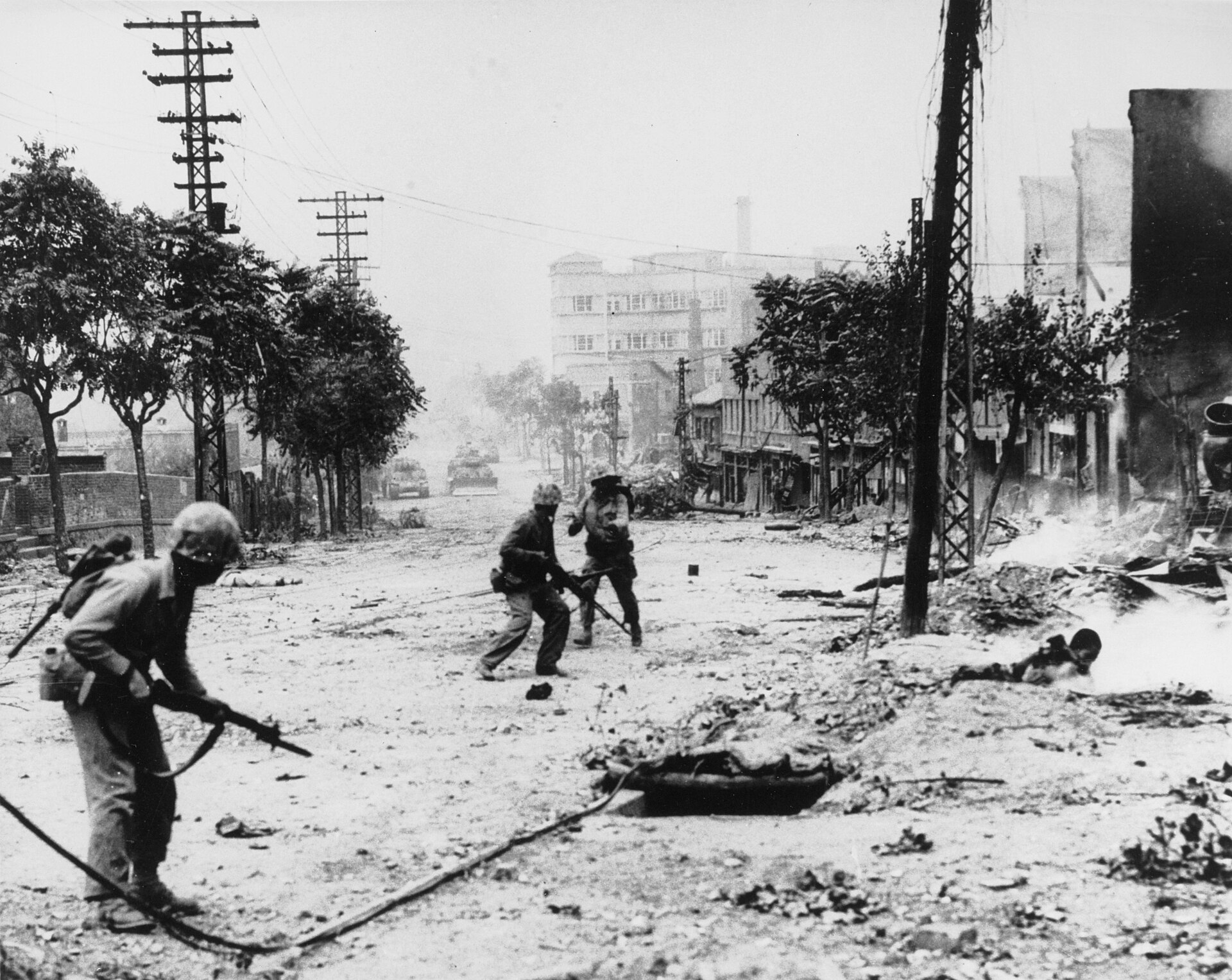 US-Marines bei Strassenkämpfen in Seoul, September 1950. Naval Historical Center / Department of the Navy; Foto NH 96378. Via Wikimedia Commons. Konfliktillustration; kein Nachweis schweizerischer Waffen auf diesem Foto. Lizenzprüfung: 26.09.2026. US-Marines bei Strassenkämpfen in Seoul, September 1950. Naval Historical Center / Department of the Navy; Foto NH 96378. Via Wikimedia Commons. Konfliktillustration; kein Nachweis schweizerischer Waffen auf diesem Foto. Lizenzprüfung: 26.09.2026.