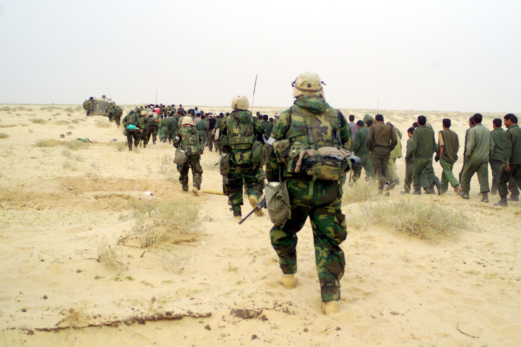 US-Marines eskortieren irakische Kriegsgefangene, 21. März 2003. Lance Cpl. Brian L. Wickliffe / U.S. Marine Corps; Foto 030321-M-3692W-053. Via Wikimedia Commons. Konfliktillustration; kein Nachweis schweizerischer Waffen auf diesem Foto. Lizenzprüfung: 26.09.2026. US-Marines eskortieren irakische Kriegsgefangene, 21. März 2003. Lance Cpl. Brian L. Wickliffe / U.S. Marine Corps; Foto 030321-M-3692W-053. Via Wikimedia Commons. Konfliktillustration; kein Nachweis schweizerischer Waffen auf diesem Foto. Lizenzprüfung: 26.09.2026.
