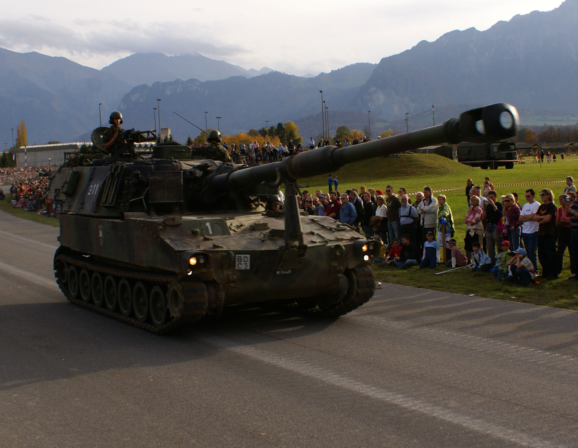 Schweizer M109 KAWEST an der Steel Parade in Thun, 27.10.2006. Sandstein / Wikimedia Commons (Eigenaufnahme). Via Wikimedia Commons. Illustration der M109-Familie; gezeigte Ausführung nicht der konkreten Lieferung zugeordnet. Lizenzprüfung: 2026-09-26. Schweizer M109 KAWEST an der Steel Parade in Thun, 27.10.2006. Sandstein / Wikimedia Commons (Eigenaufnahme). Via Wikimedia Commons. Illustration der M109-Familie; gezeigte Ausführung nicht der konkreten Lieferung zugeordnet. Lizenzprüfung: 2026-09-26.