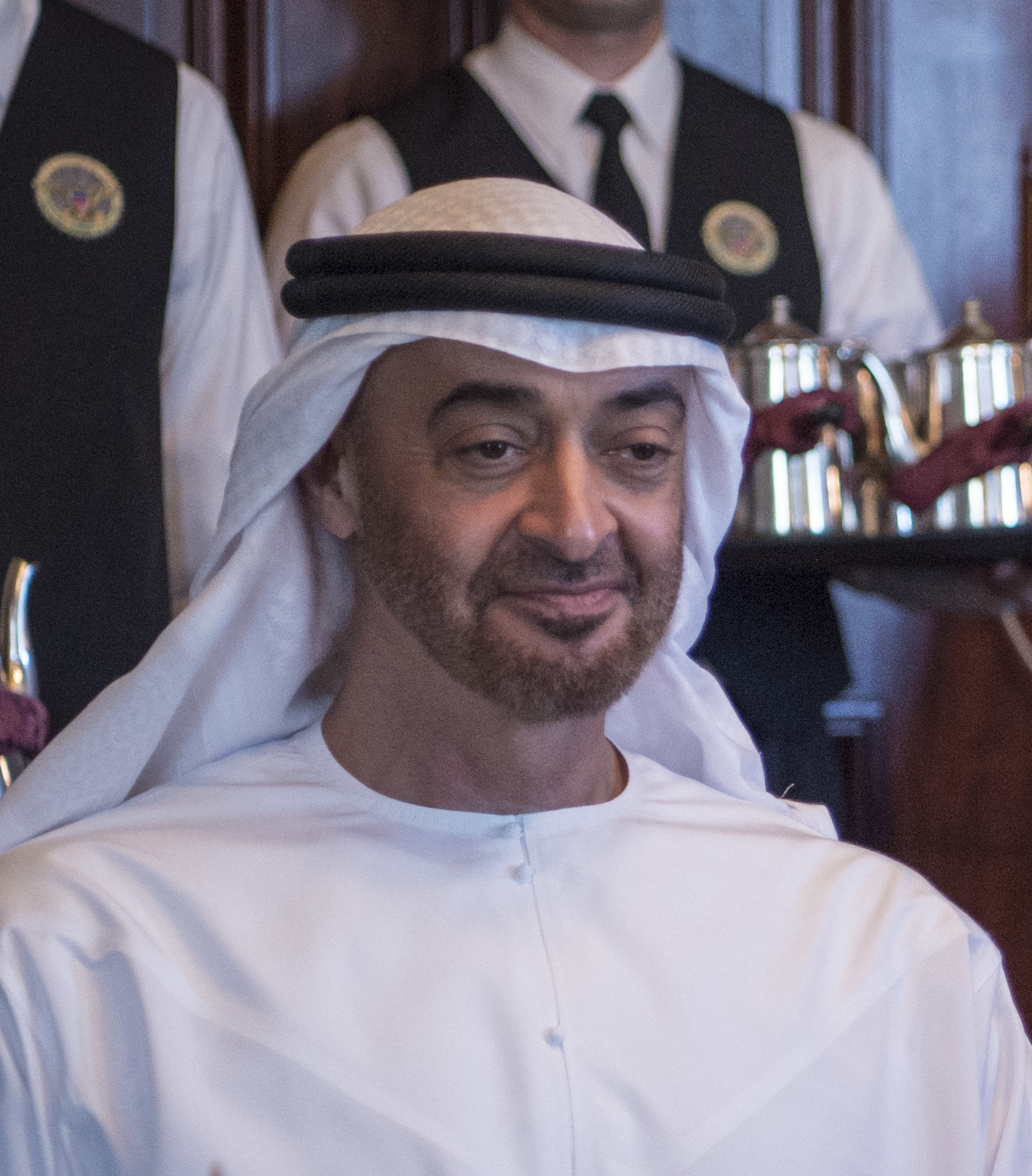 Mohammed bin Zayid, Washington, 15. Mai 2017. U.S. Air Force Tech. Sgt. Brigitte N. Brantley / U.S. Secretary of Defense; Flickr; Bildausschnitt. Via Wikimedia Commons. Porträt zur Illustration; Aufnahme stammt nicht zwingend aus dem Exportjahr. Lizenzprüfung: 26.09.2026. Mohammed bin Zayid, Washington, 15. Mai 2017. U.S. Air Force Tech. Sgt. Brigitte N. Brantley / U.S. Secretary of Defense; Flickr; Bildausschnitt. Via Wikimedia Commons. Porträt zur Illustration; Aufnahme stammt nicht zwingend aus dem Exportjahr. Lizenzprüfung: 26.09.2026.